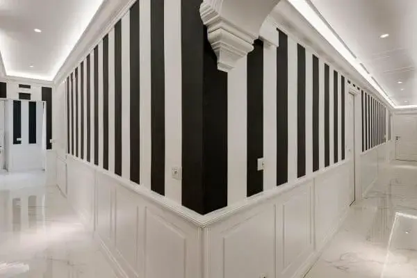 Corridoio del Boutique Hotel SM Vatican Relais con pareti a righe verticali e pavimento in marmo