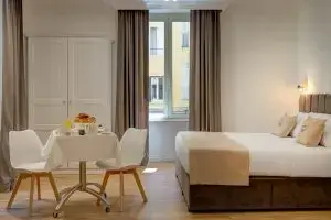 Camera del Boutique Hotel SM Vatican Relais con area colazione e letto matrimoniale