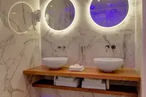 Bagno del Boutique Hotel SM Vatican Relais con doppio lavabo, specchi retroilluminati e finiture moderno