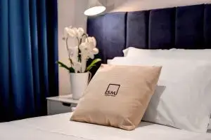 Dettaglio del letto del Boutique Hotel SM Vatican Relais con cuscino personalizzato SM