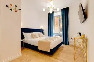 Camera matrimoniale del Boutique Hotel SM Vatican Relais con lampadario moderno e arredi eleganti