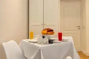 Angolo colazione del Boutique Hotel SM Vatican Relais con tavolo apparecchiato e arredi moderni