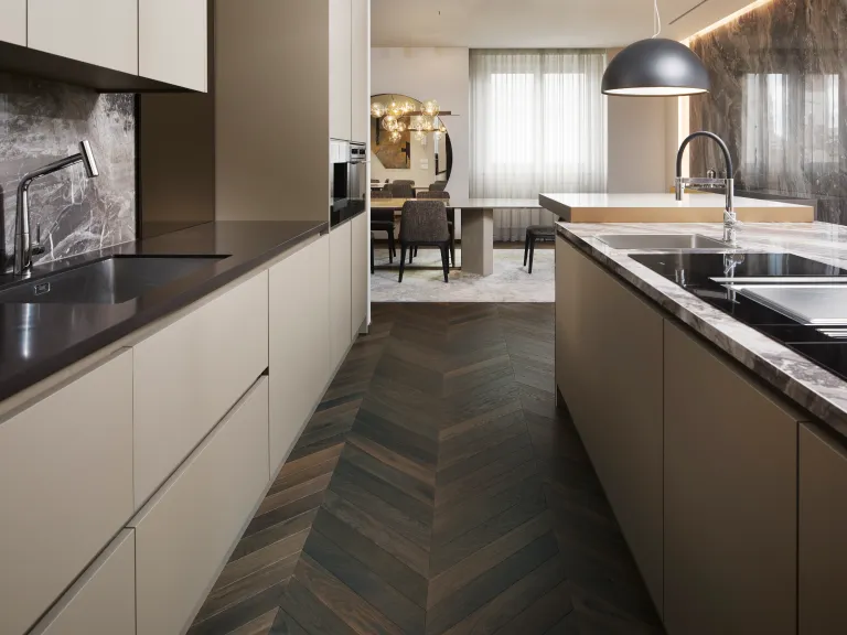Pavimento in parquet a spina francese (chevron) in legno scuro, progetto di interior design per zona giorno moderna realizzato da Funaro Home.