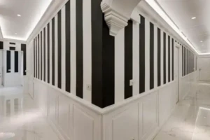Corridoio del Boutique Hotel SM Vatican Relais con pareti a righe verticali e pavimento in marmo